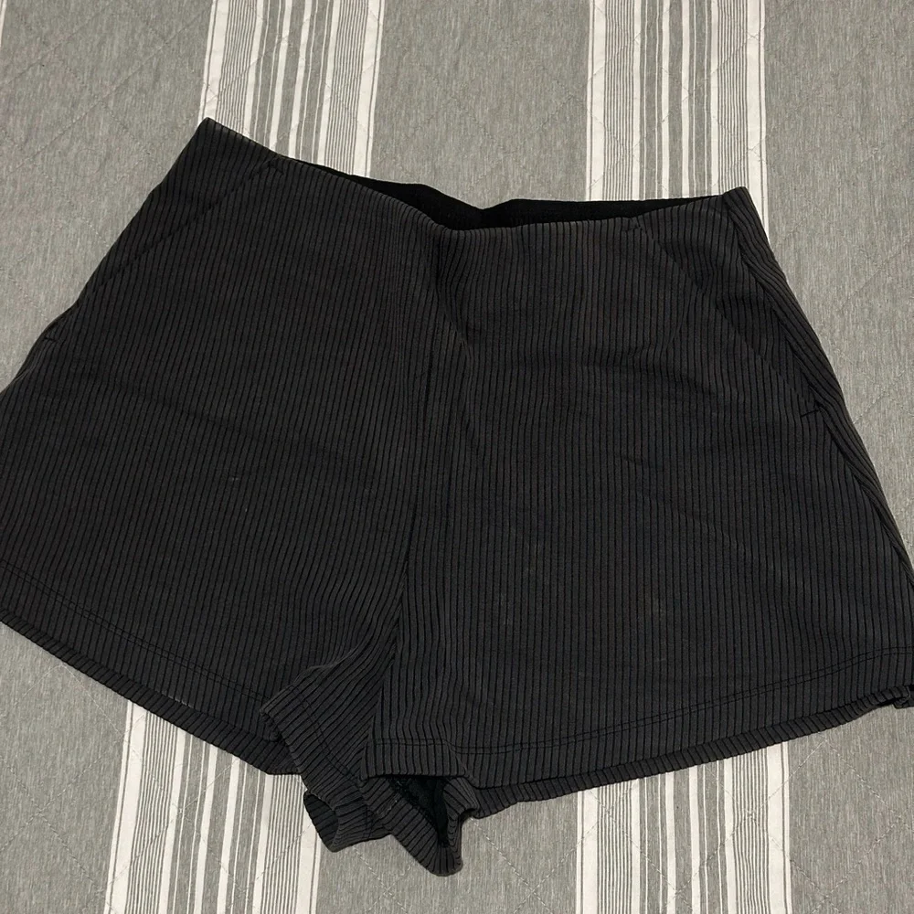 Lululemon Black Softstreme ribbed Shorts - Picture 2 of 3